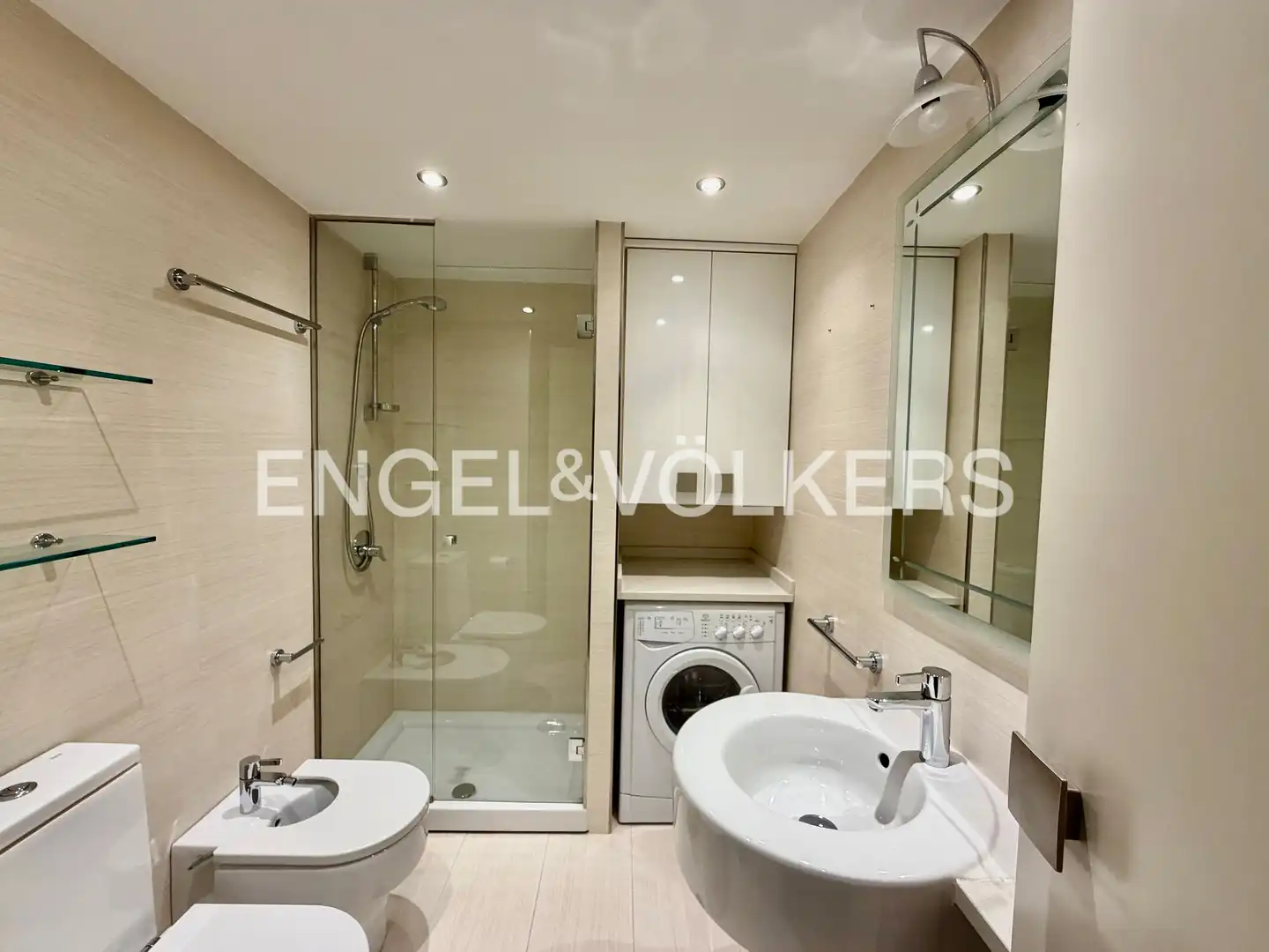 Bathroom of Flat for rent in Madrid  with Air Conditioner and Heating