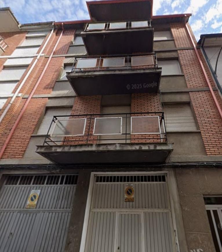 Vista exterior de Edifici en venda en Ponferrada