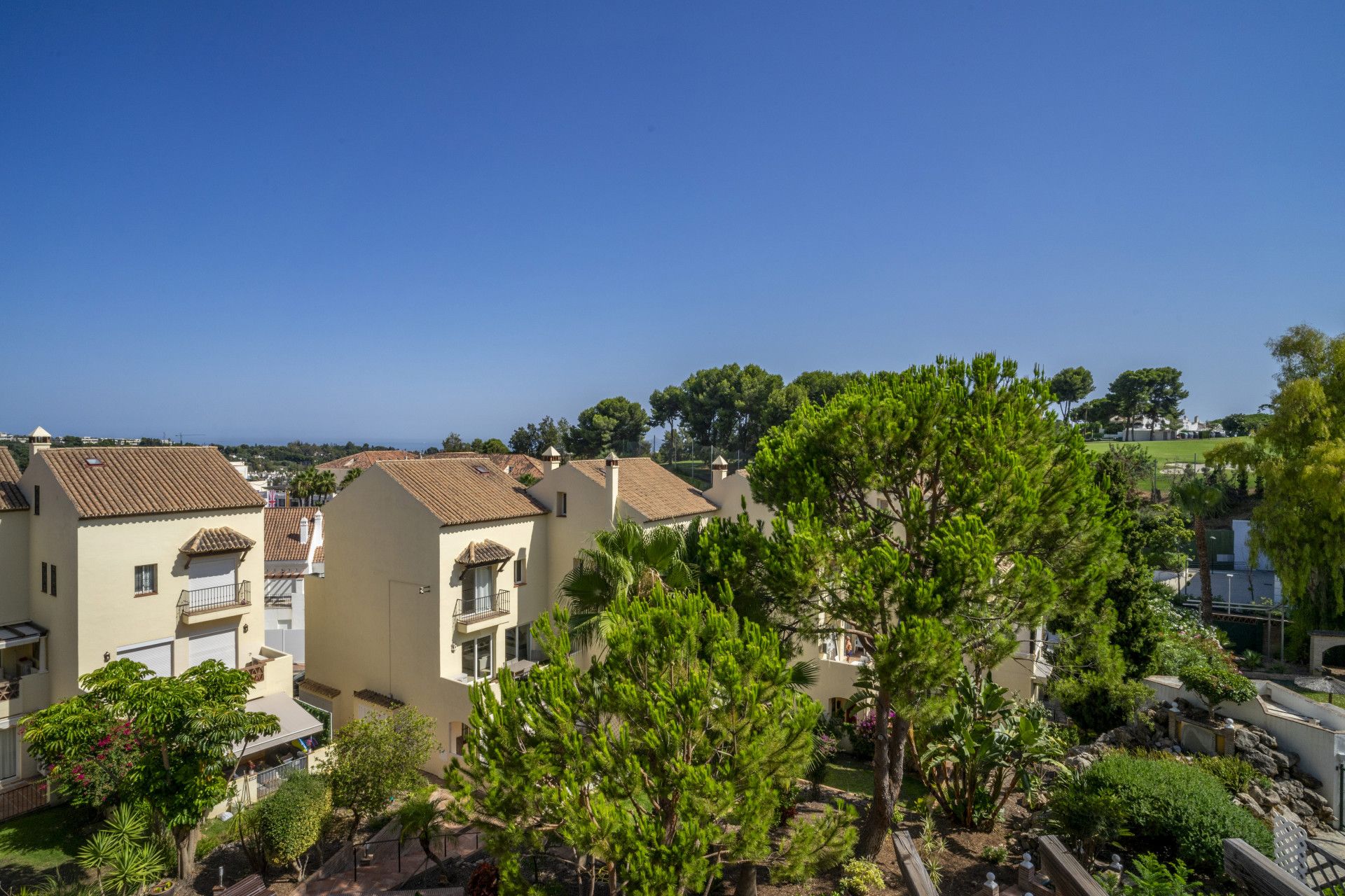 Exterior view of Duplex for sale in Marbella  with Terrace, Swimming Pool and Community pool