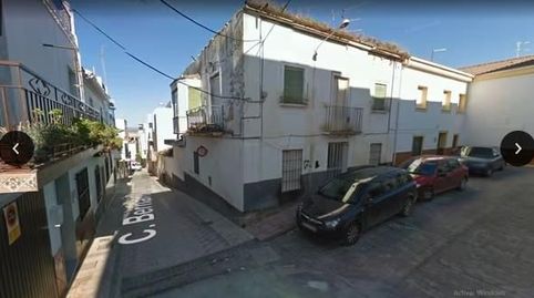 Se vende solar en el centro del pueblo. Dispone de 192 metros cuadrados.