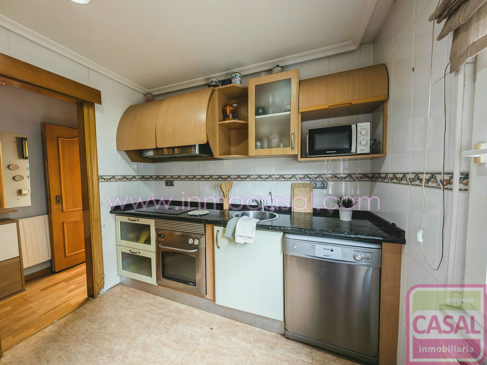 Cuina de Casa o xalet en venda en Mieres (Asturias) amb Calefacció, Terrassa i Traster