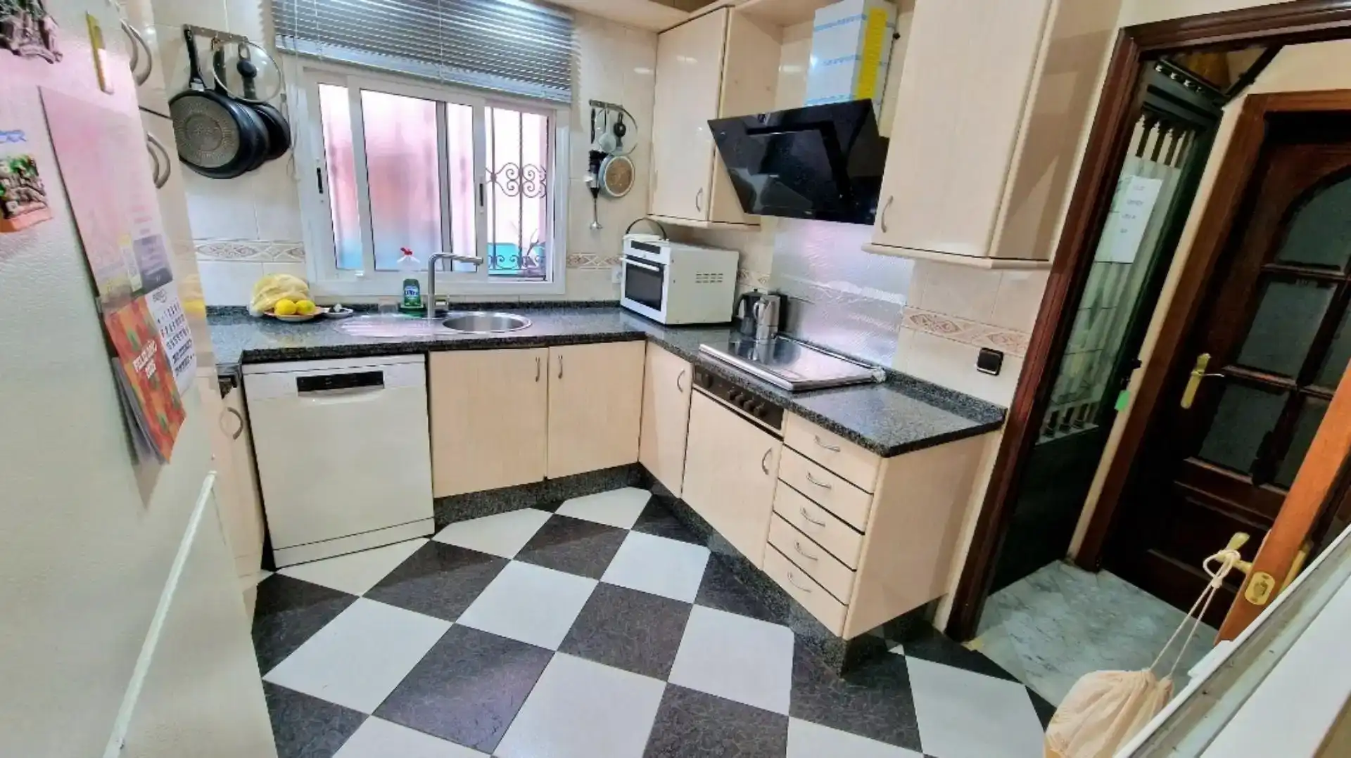 Kitchen of Houses for sale in  Sevilla Capital  with Air Conditioner