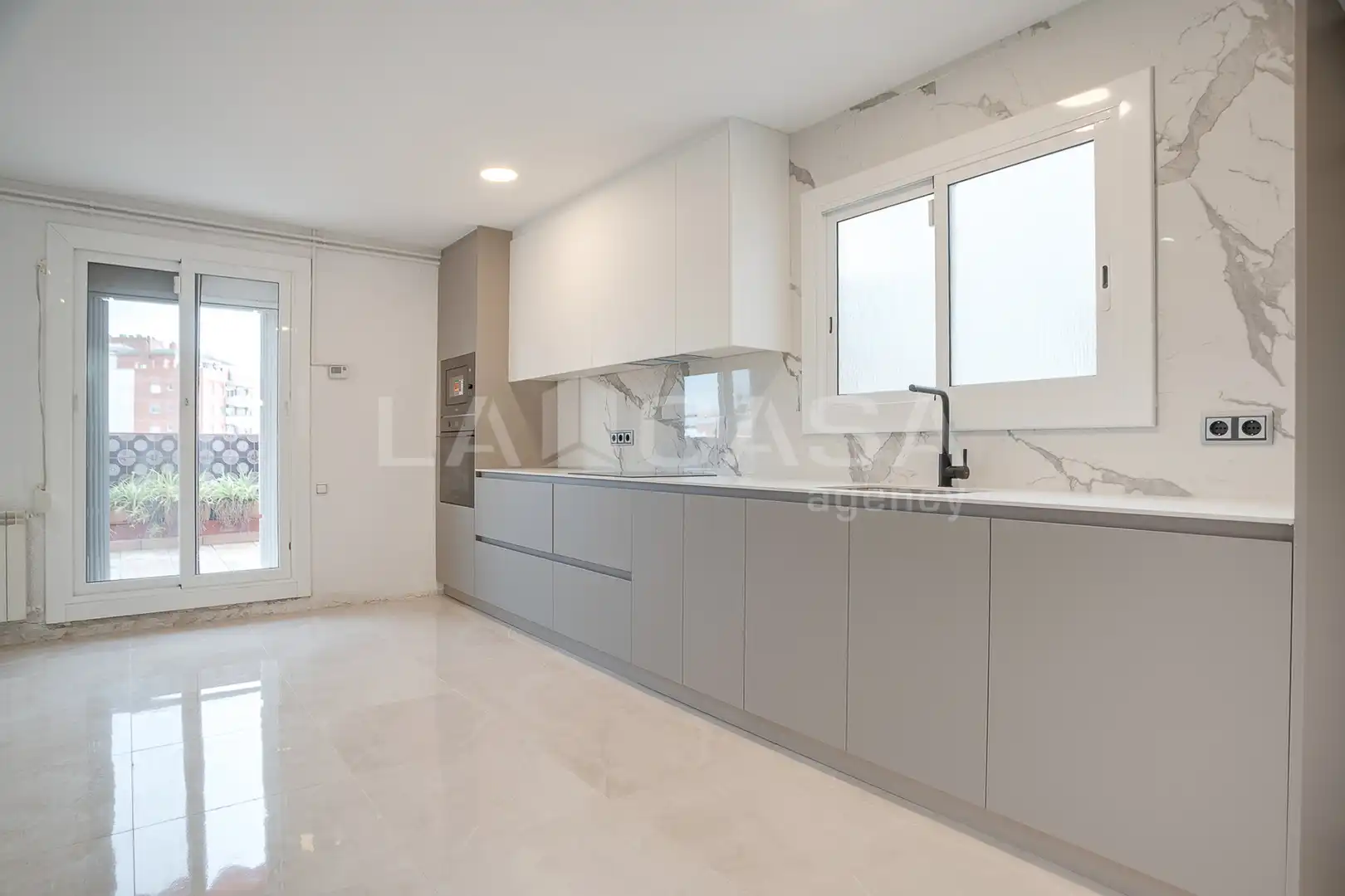 Cocina de Ático en venta en L'Hospitalet de Llobregat con Aire acondicionado, Calefacción y Terraza