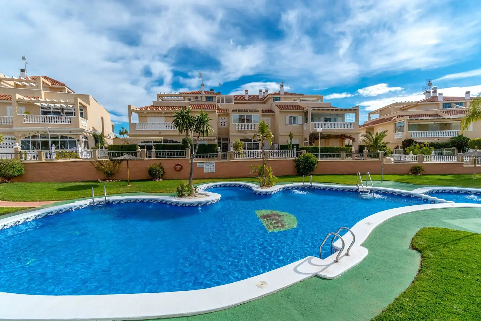 Piscina de Dúplex en venda en Orihuela amb Aire condicionat, Jardí privat i Piscina