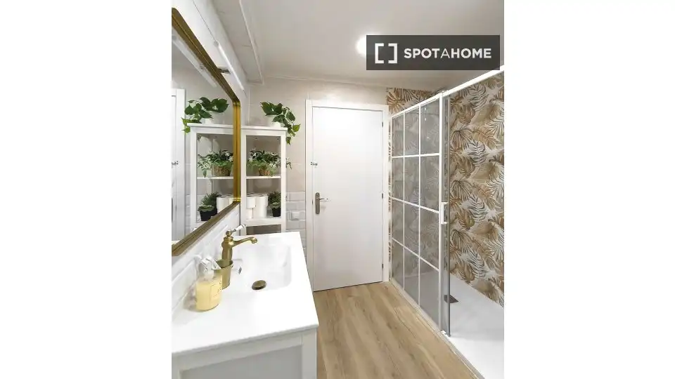 Bathroom of Flat for share in  Pamplona / Iruña  with Air Conditioner, Heating and Terrace