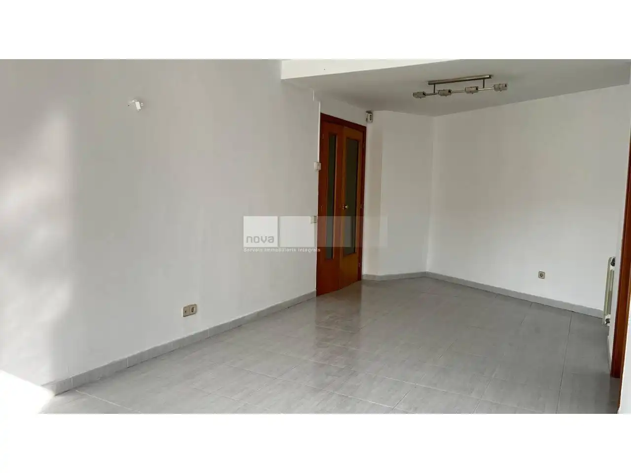 Wohnung zum Verkauf in Tona mit Heizung und Balkon