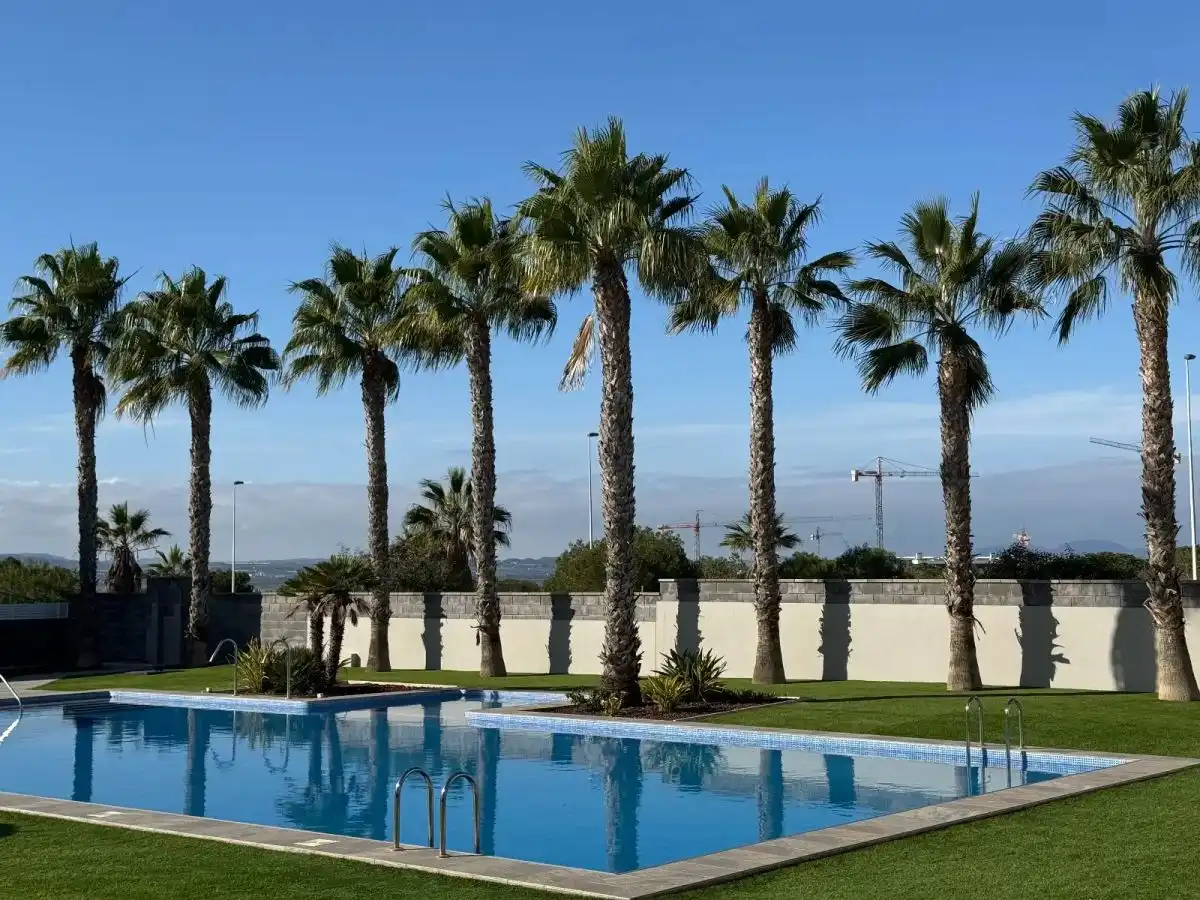 Piscina de Casa adosada en venta en Torrevieja con Aire acondicionado, Jardín privado y Amueblado