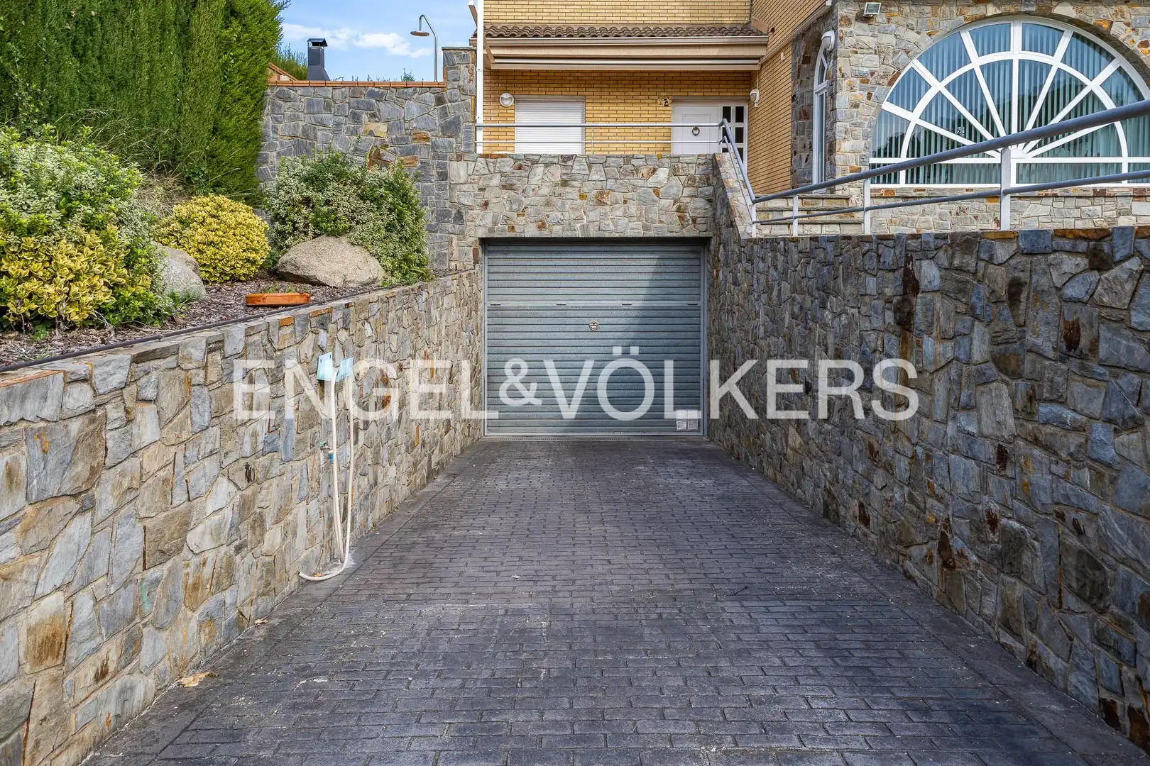 Vista exterior de Casa o xalet en venda en Castellar del Vallès amb Aire condicionat, Calefacció i Jardí privat
