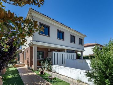 Casa amb piscina en venda a Calle León Felipe 20