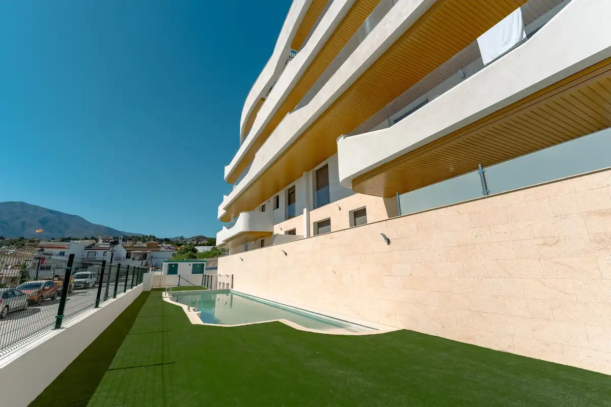 Vista exterior de Apartament en venda en Estepona amb Traster i Piscina comunitària
