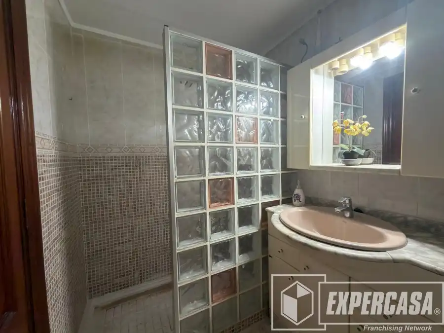 Bathroom of Flat for sale in Valencia  with Air Conditioner and Furnished