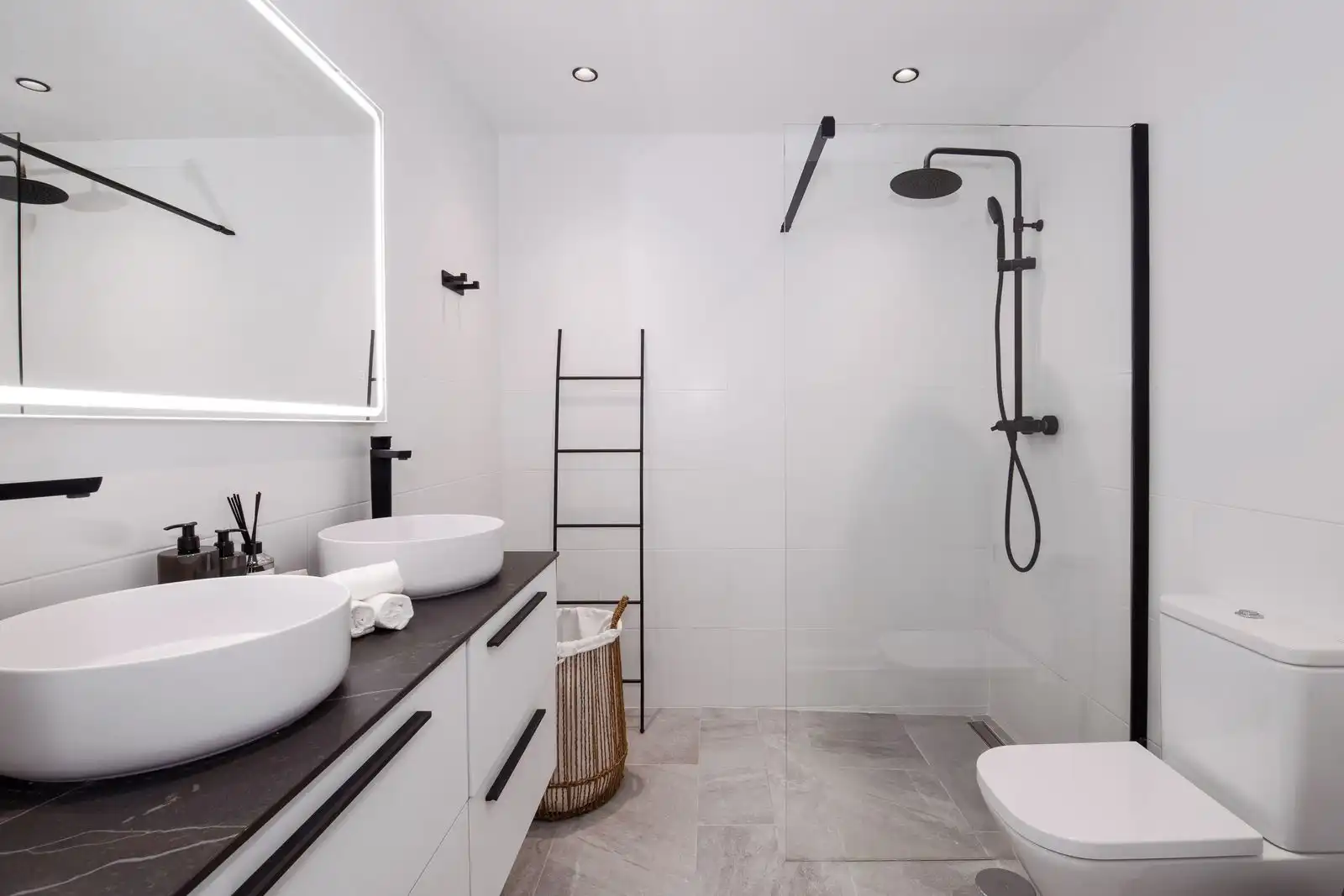 Bany de Apartament en venda en Marbella amb Aire condicionat, Terrassa i Traster