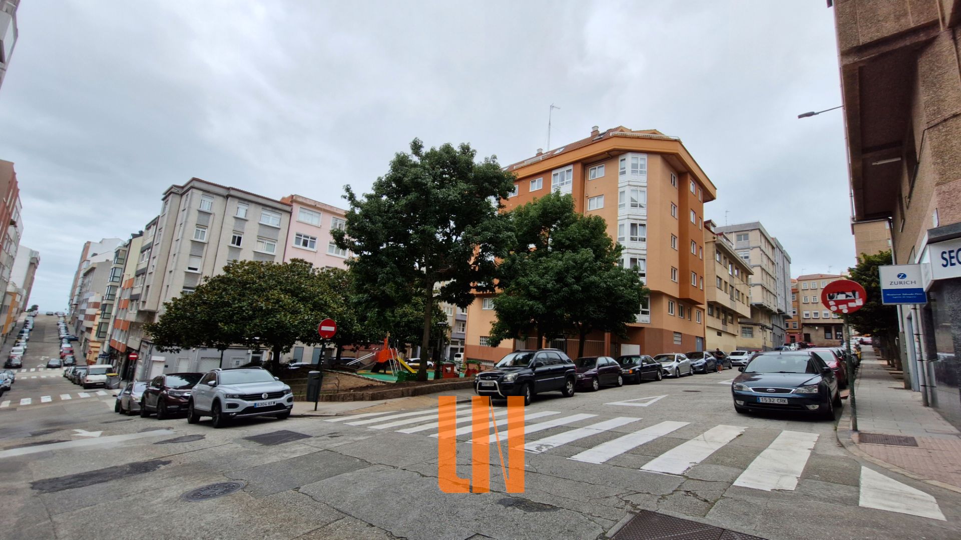 Vista exterior de Edifici en venda en A Coruña Capital  amb Alarma