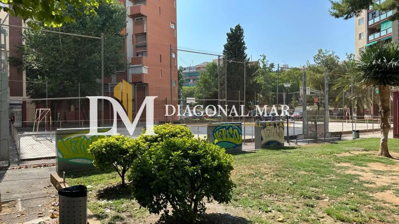 Vista exterior de Dúplex en venda en Barcelona amb Aire condicionat i Balcó
