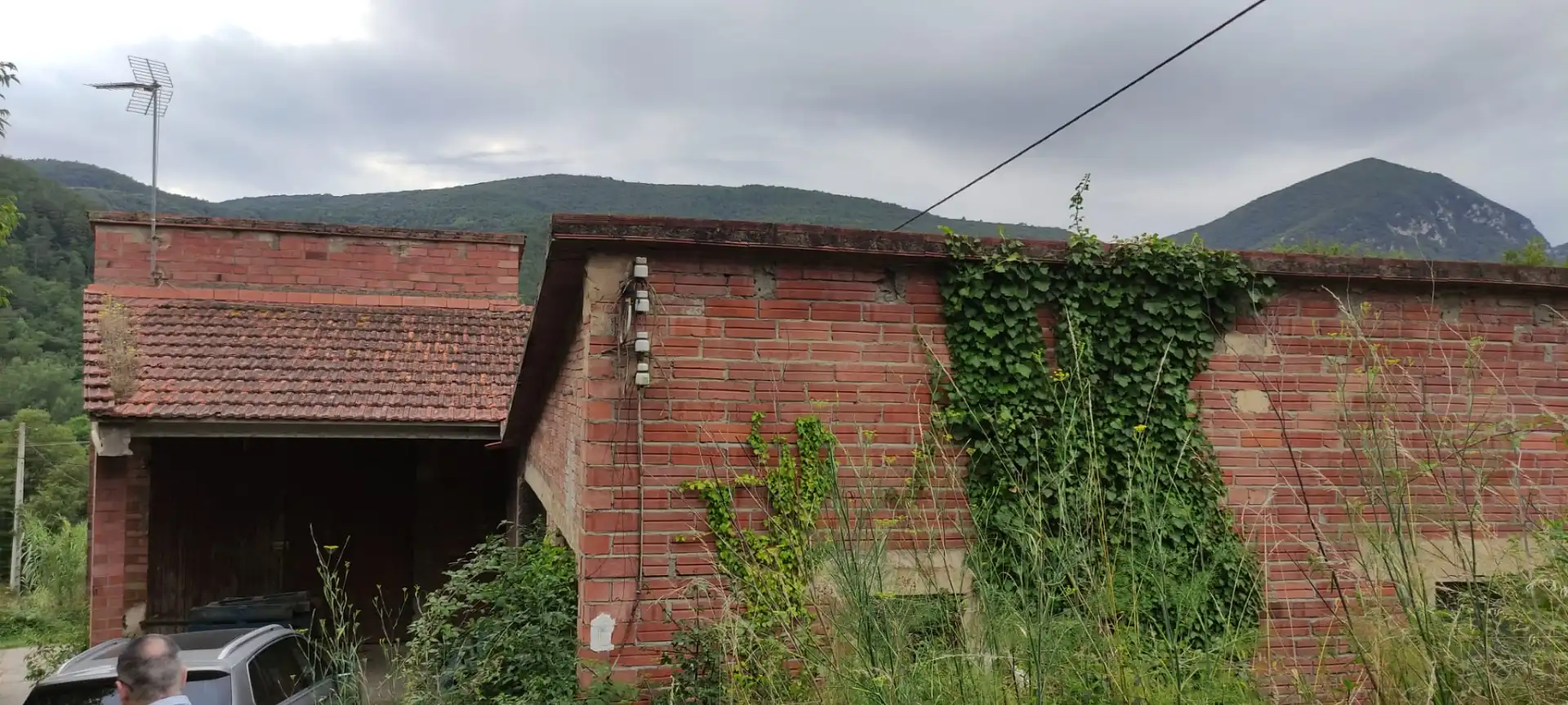 Außenansicht von Fabrikhallen zum Verkauf in Camprodon