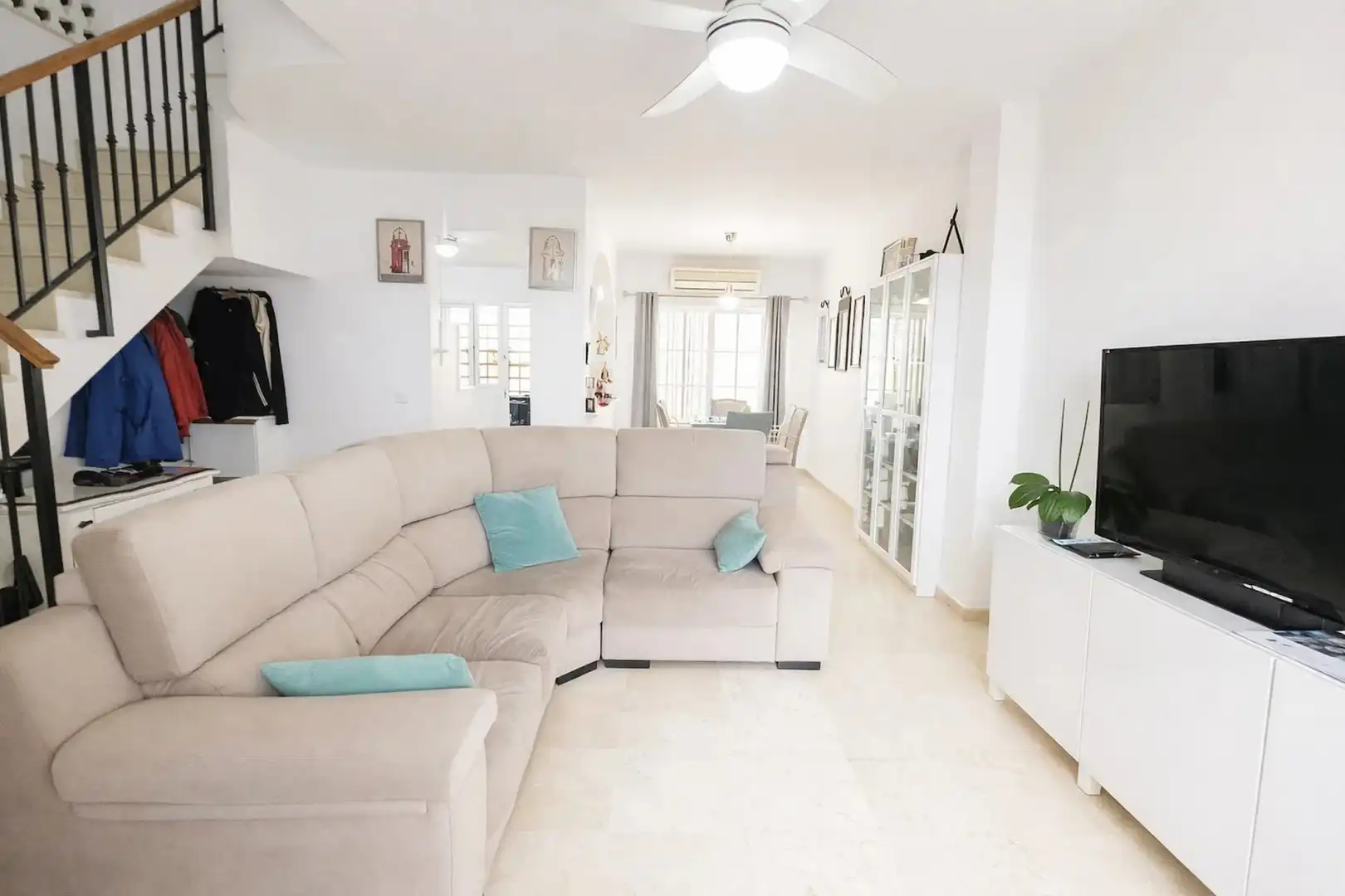 Wohnzimmer von Einfamilien-Reihenhaus zum Verkauf in Manilva mit Klimaanlage, Terrasse und Schwimmbad