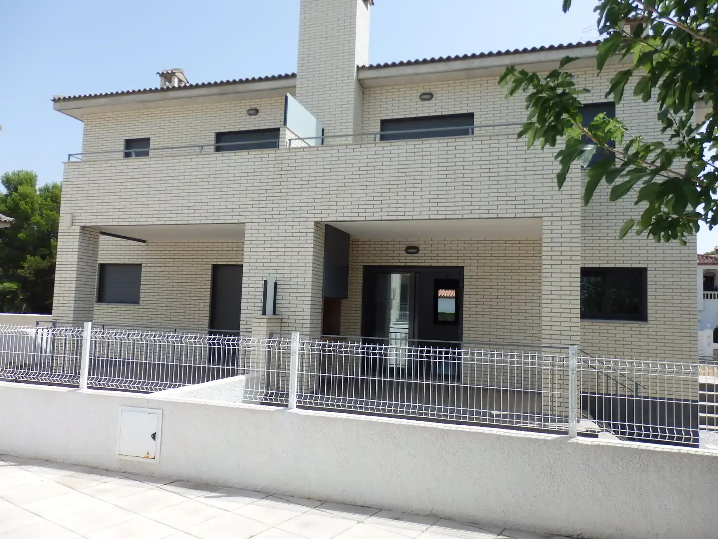 Außenansicht von Einfamilien-Reihenhaus zum Verkauf in Mont-roig del Camp mit Klimaanlage, Privatgarten und Terrasse