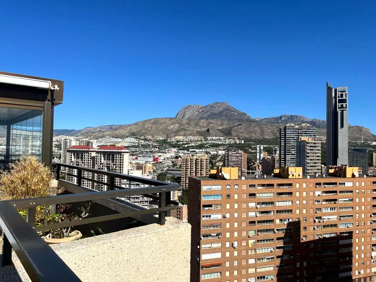 Vista exterior de Ático en venta en Benidorm con Aire acondicionado, Terraza y Piscina comunitaria