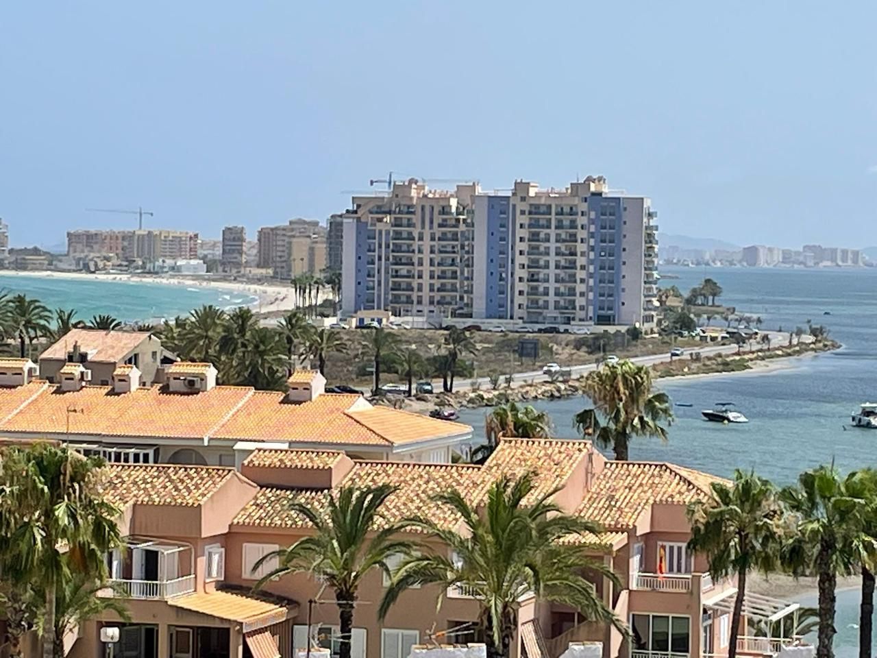 Vista exterior de Apartamento en venta en La Manga del Mar Menor con Aire acondicionado, Terraza y Piscina