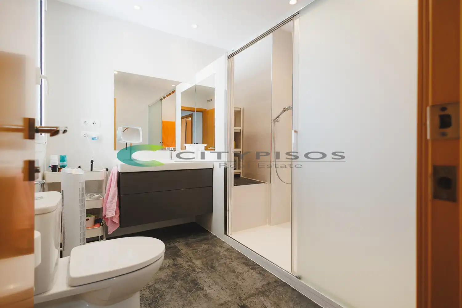 Bathroom of Flat for sale in Barcelona  with Air Conditioner and Oven