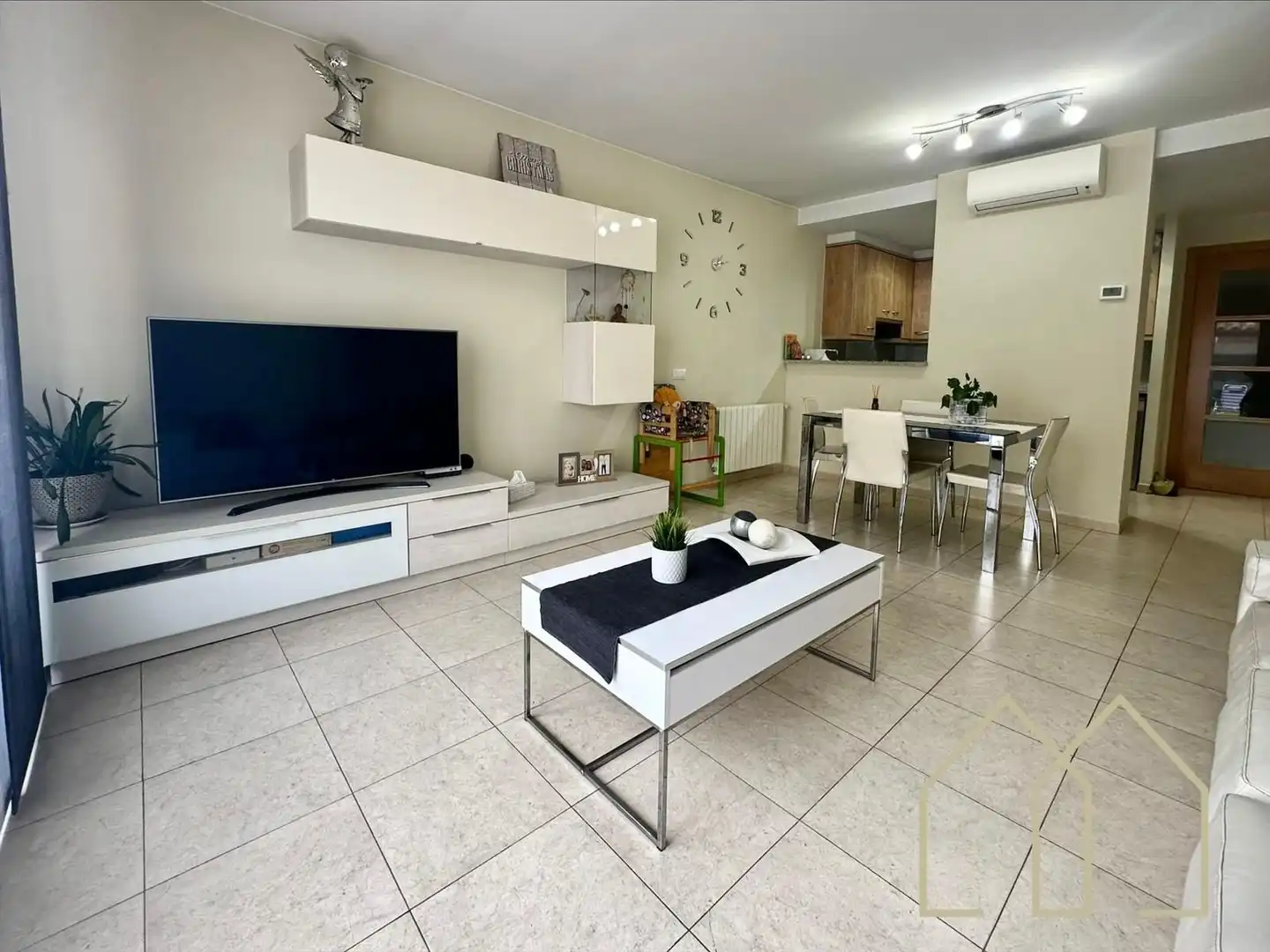 Wohnzimmer von Einfamilien-Reihenhaus zum Verkauf in Caldes de Malavella mit Klimaanlage, Heizung und Privatgarten