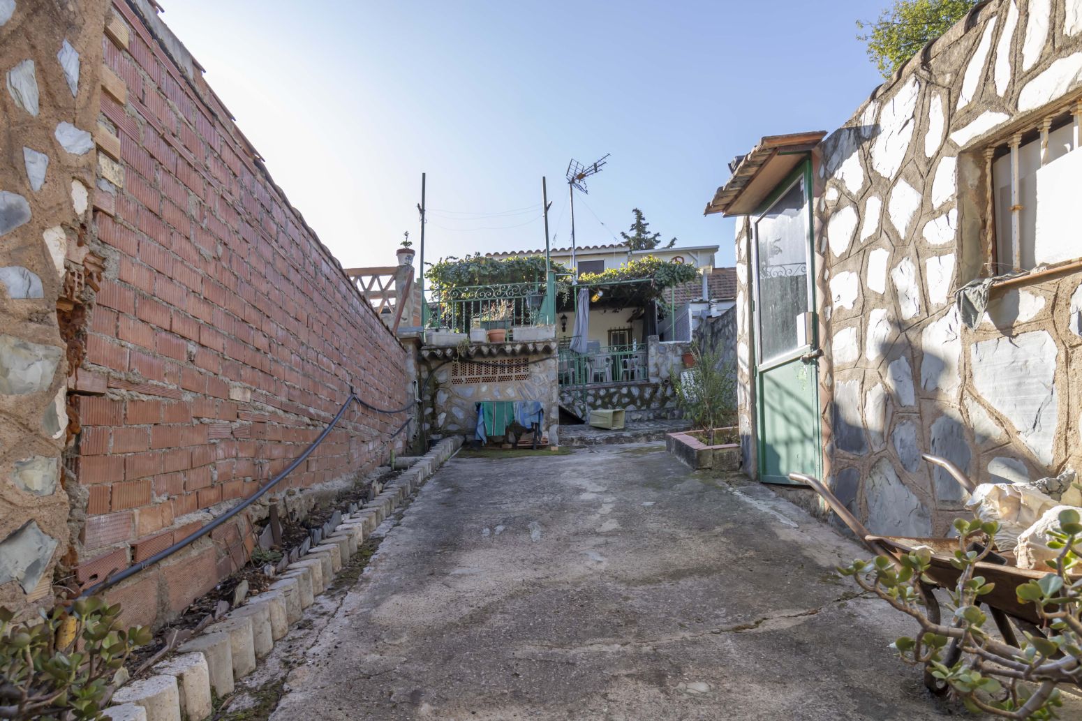 Jardí de Casa adosada en venda en El Castillo de las Guardas amb Calefacció i Terrassa