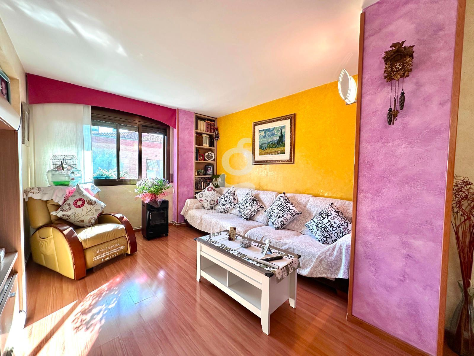 Sala d'estar de Dúplex en venda en Cornellà de Llobregat amb Aire condicionat, Calefacció i Parquet