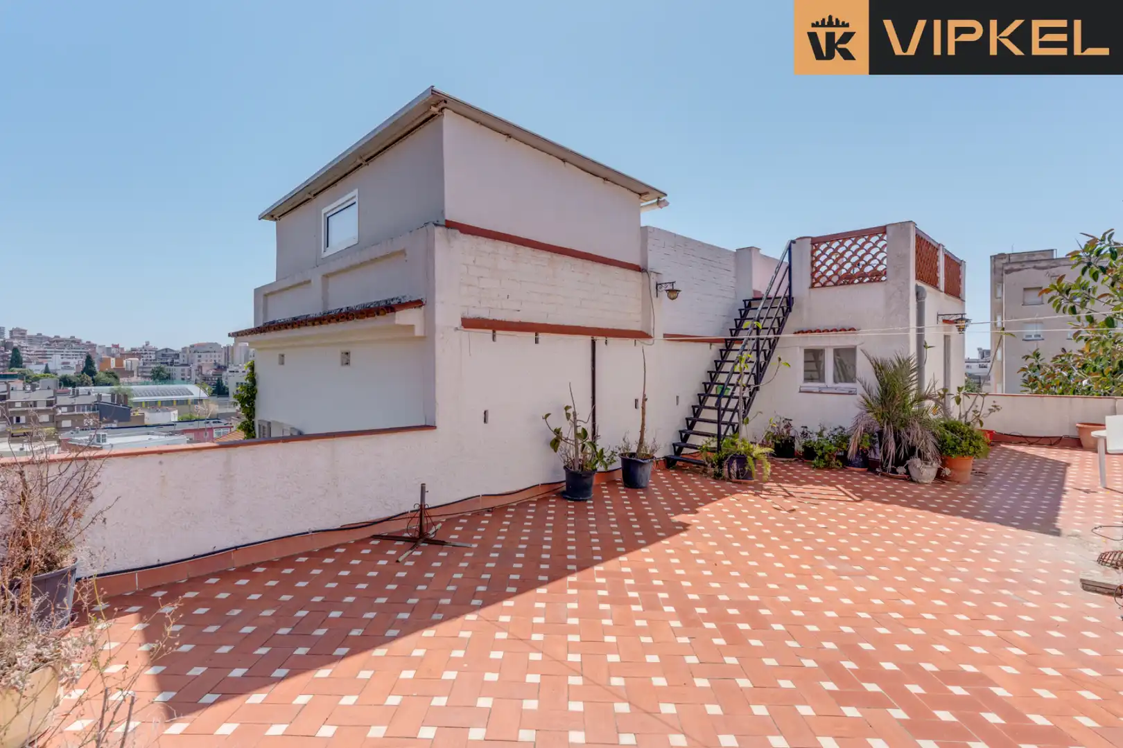 Außenansicht von Einfamilien-Reihenhaus zum Verkauf in Barcelona mit Privatgarten und Terrasse