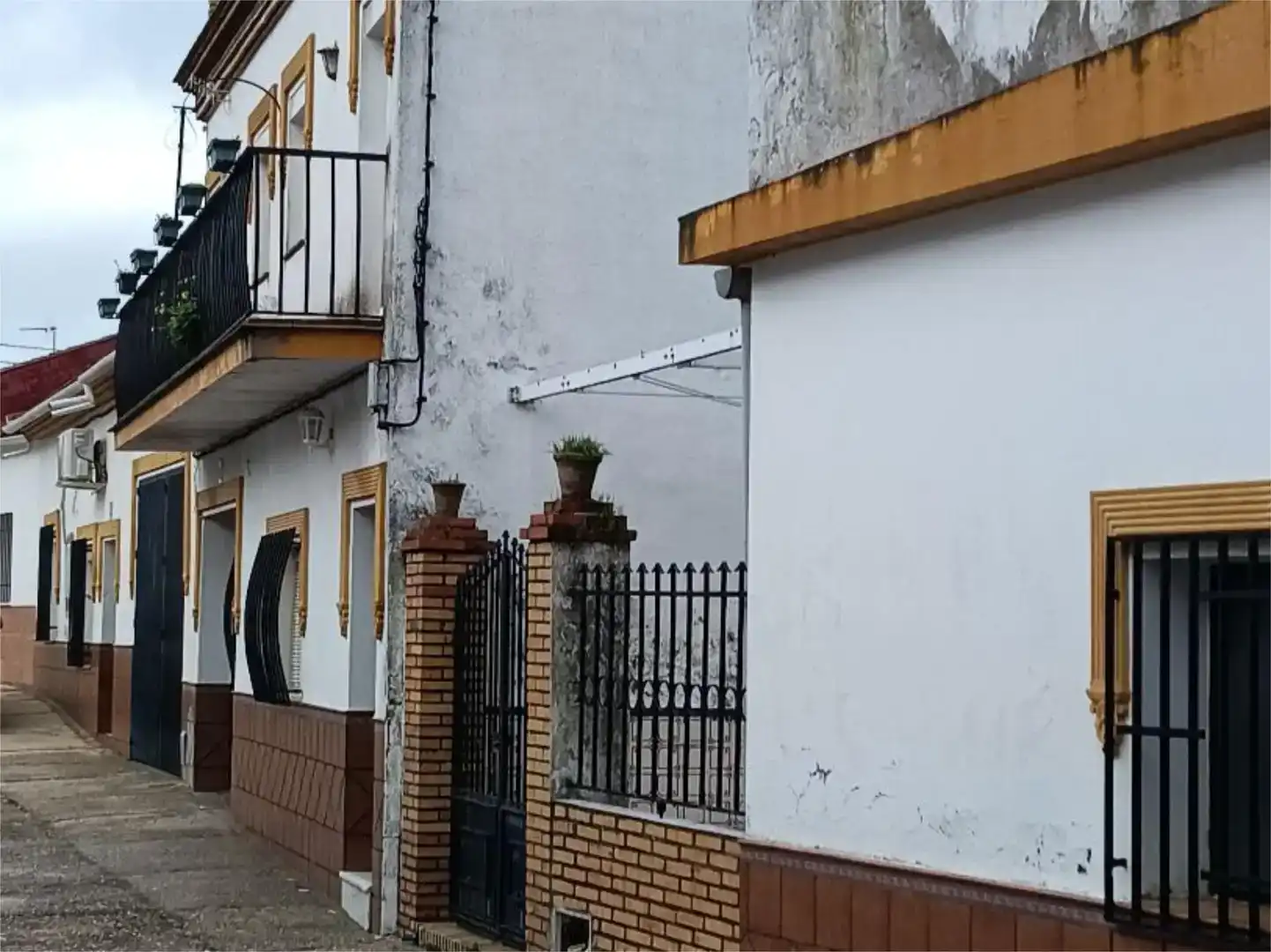 Vista exterior de Casa adosada en venda en Zalamea la Real amb Traster i Balcó