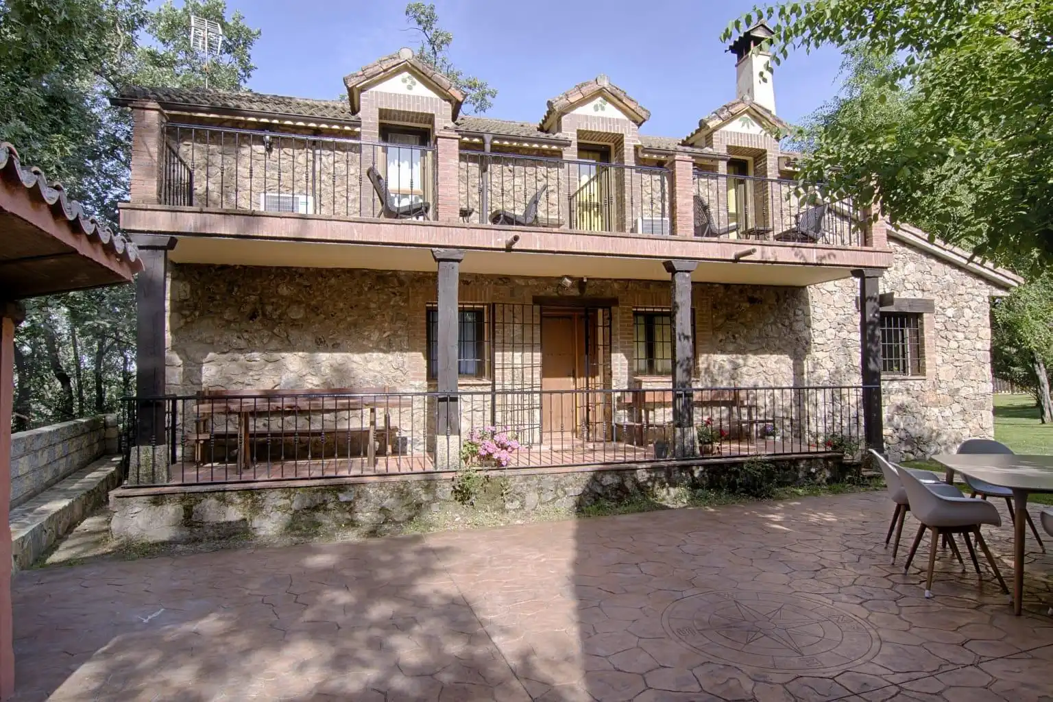 Vista exterior de Casa o xalet en venda en Candeleda amb Aire condicionat, Calefacció i Jardí privat