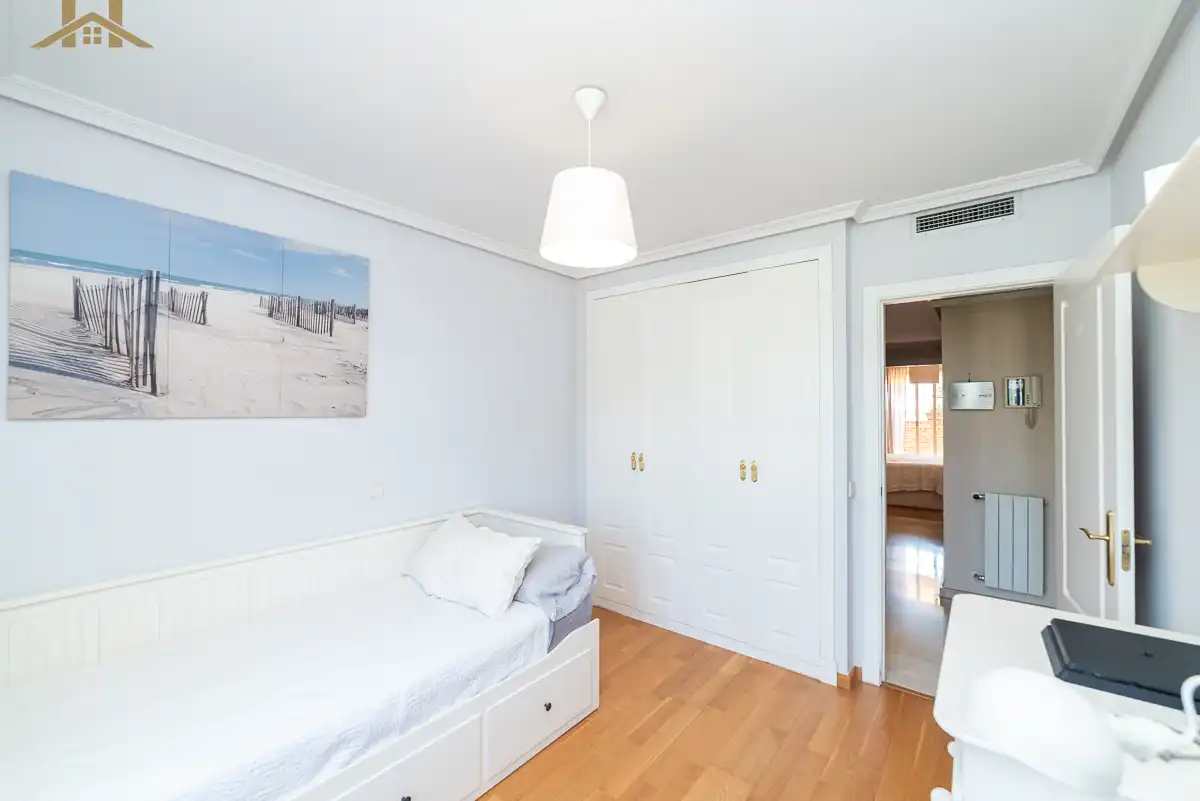 Dormitori de Casa adosada en venda en Boadilla del Monte amb Aire condicionat, Calefacció i Jardí privat