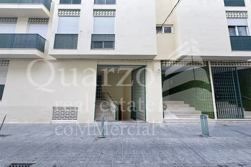 Vista exterior de Local en venda en Pego amb Calefacció i Moblat