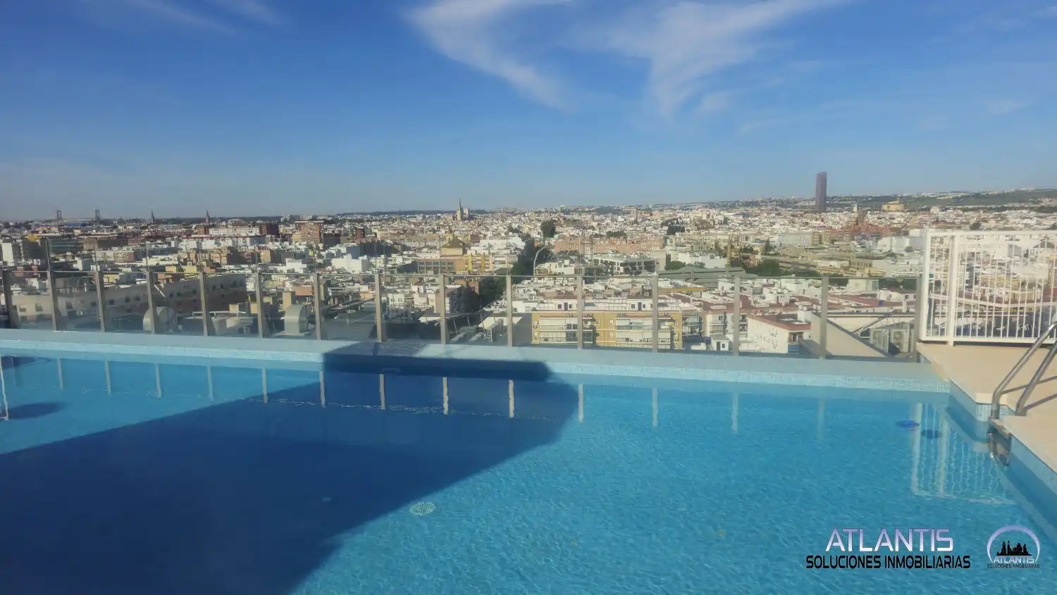 Swimming pool of Flat for sale in Sevilla  with Air Conditioner, Heating and Community pool