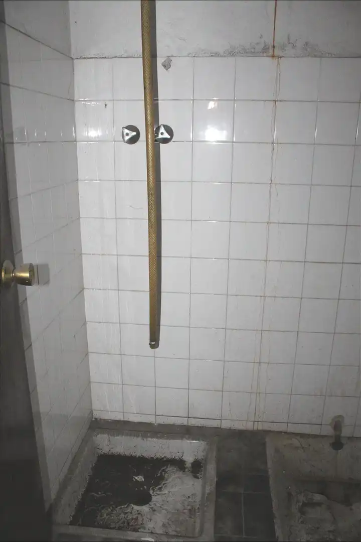 Badezimmer von Fabrikhallen zum Verkauf in Irun 