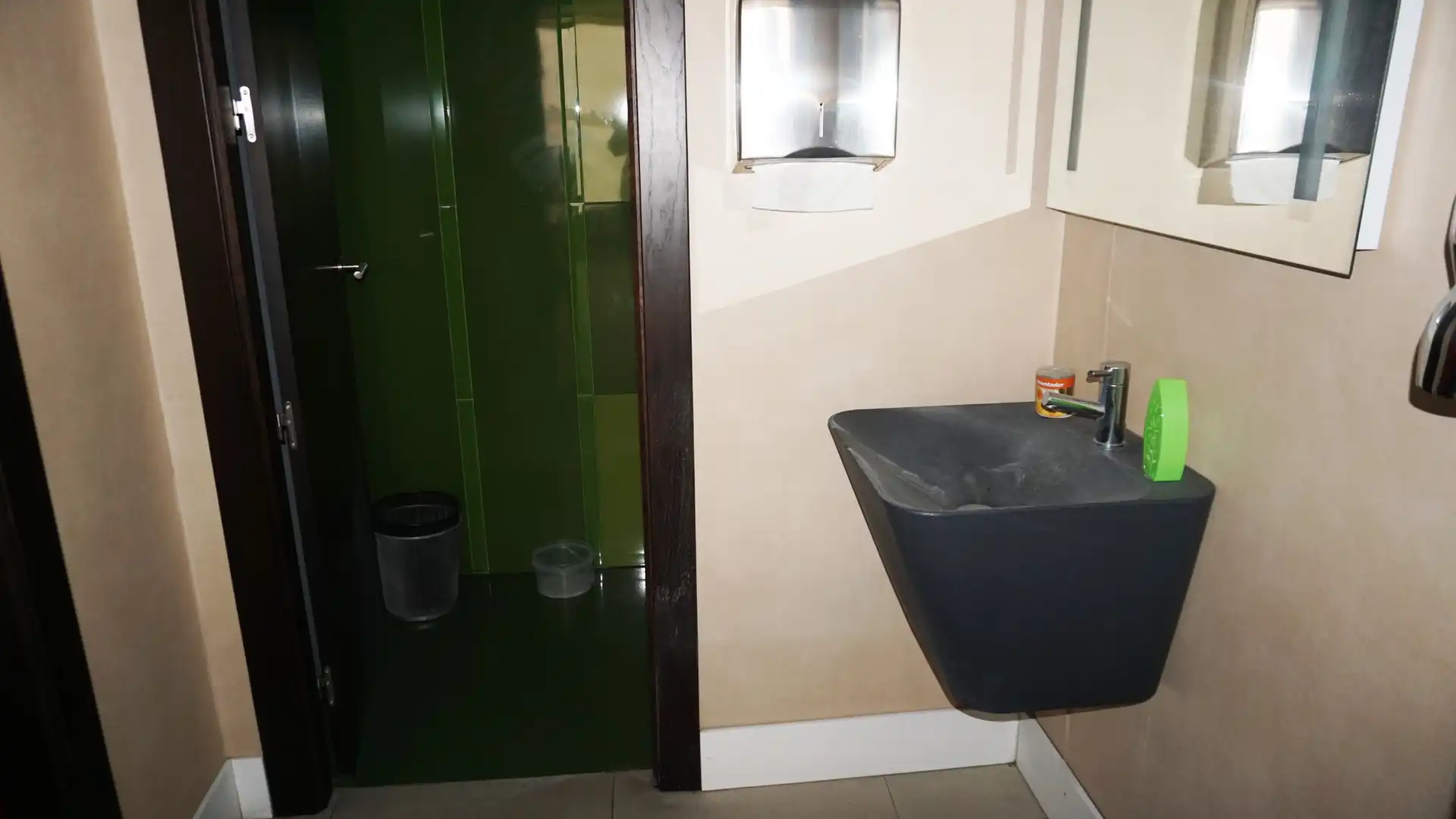 Baño de Local en venta en Granada con Aire acondicionado