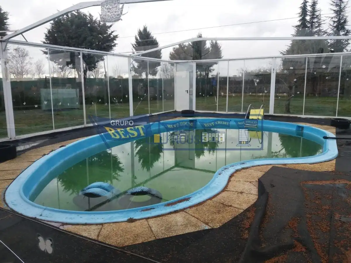 Swimming pool of Houses for sale in Chozas de Abajo  with Heating, Private garden and Parquet flooring