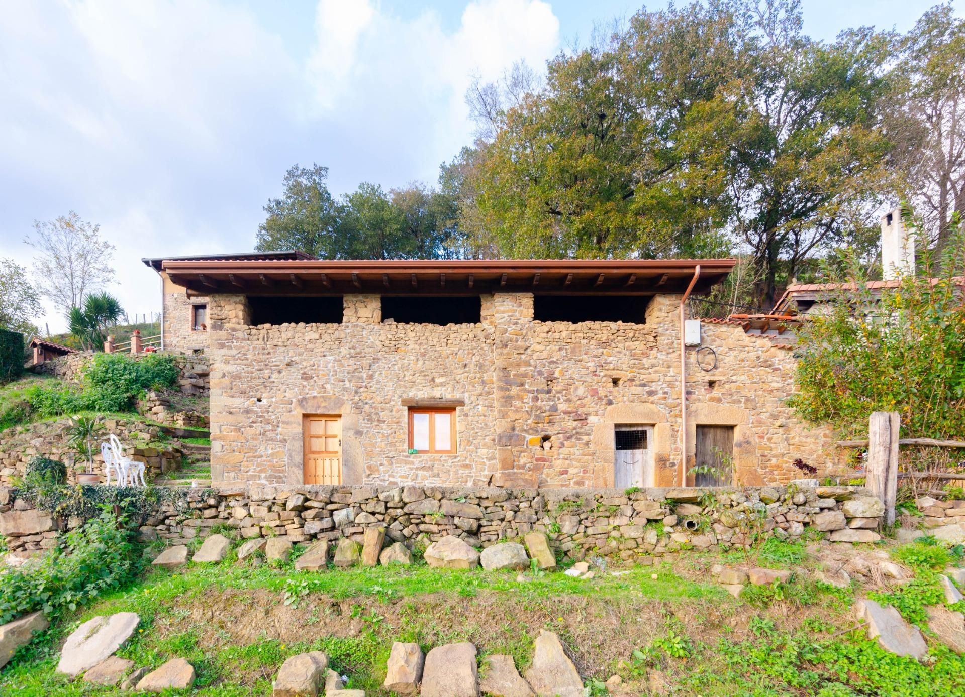 Vista exterior de Casa o xalet en venda en San Martín del Rey Aurelio amb Jardí privat i Terrassa