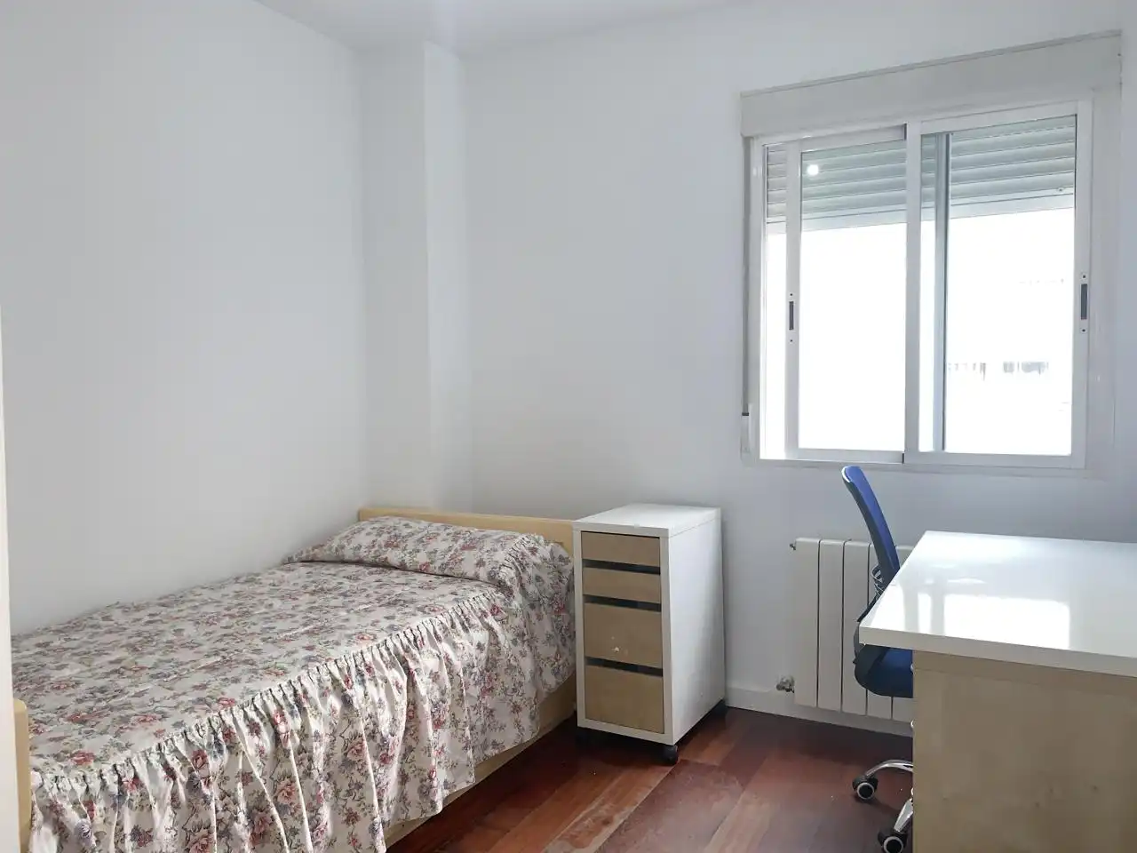 Schlafzimmer von Dachboden zur Miete in Madrid mit Klimaanlage, Heizung und Möbliert