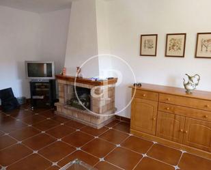 Sala d'estar de Casa adosada en venda en Torremanzanas / La Torre de les Maçanes amb Calefacció, Jardí privat i Terrassa