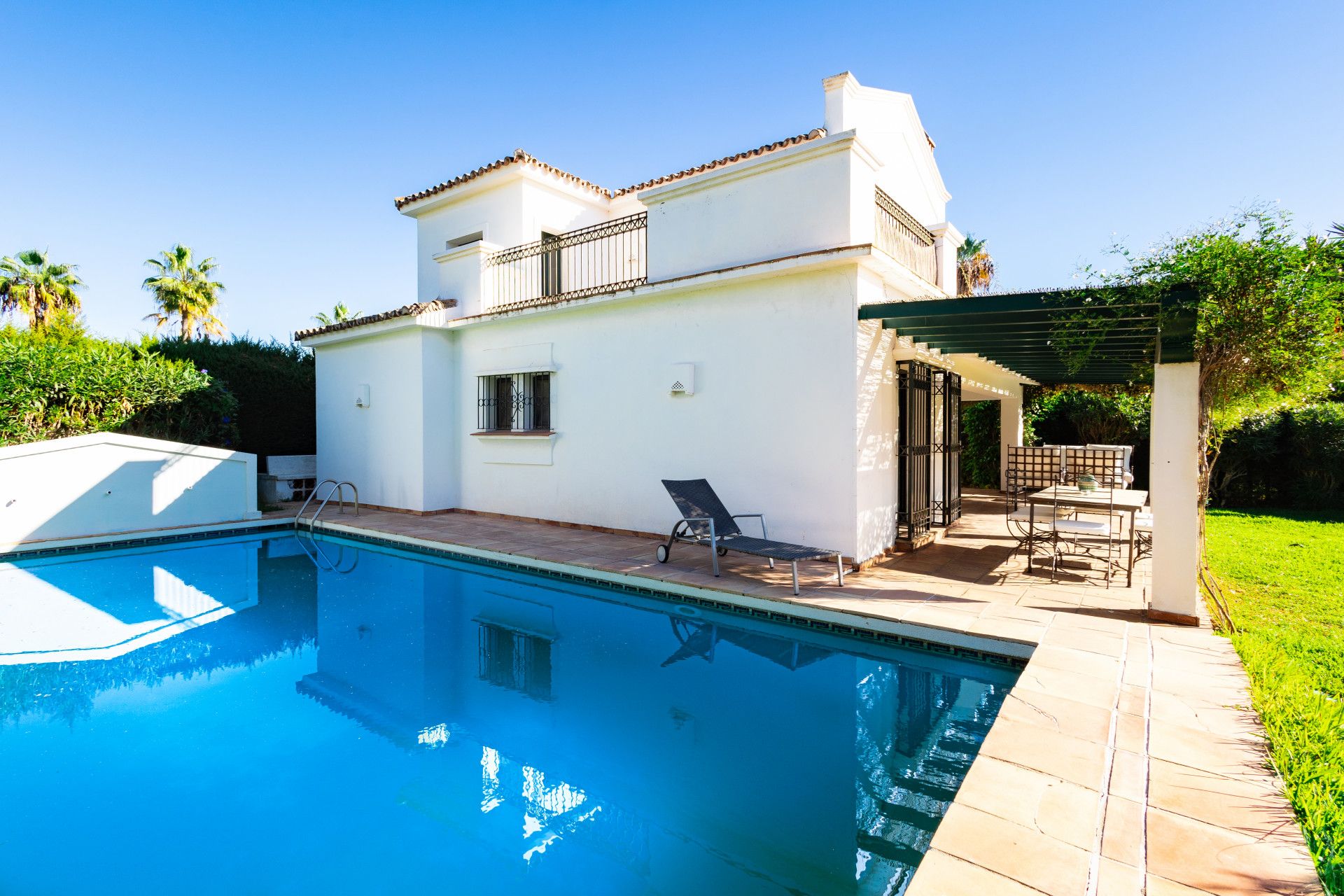 Vista exterior de Casa o xalet en venda en Estepona amb Aire condicionat, Calefacció i Jardí privat