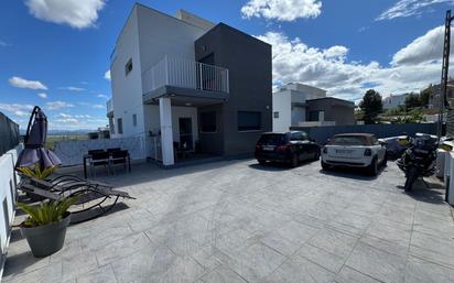 Vista exterior de Casa o xalet en venda en Chiva amb Aire condicionat, Calefacció i Jardí privat