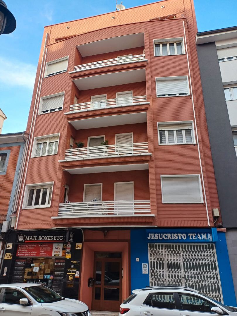 Vista exterior de Local en venda en Avilés