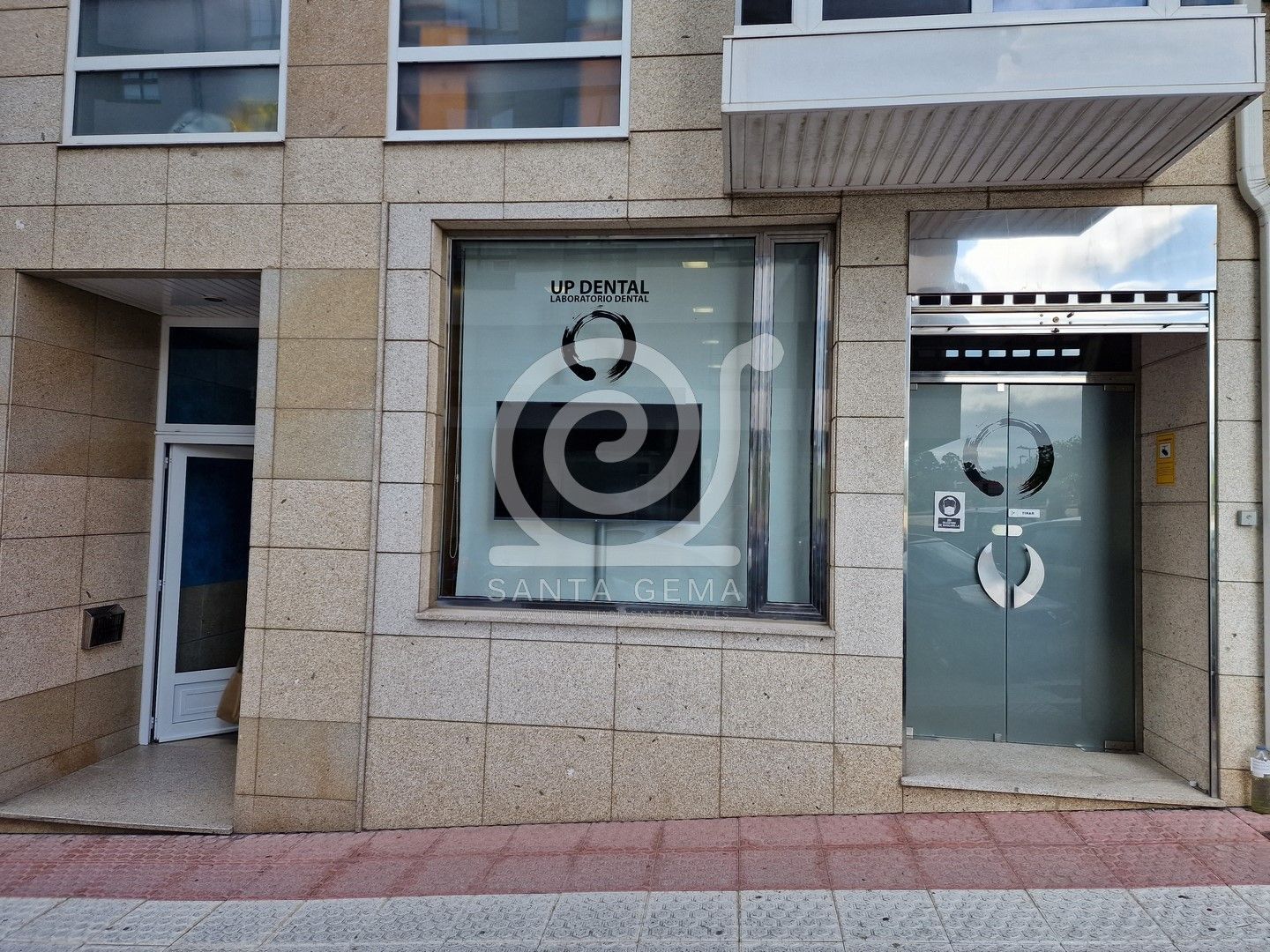 Premises for sale in Cambre   with Alarm