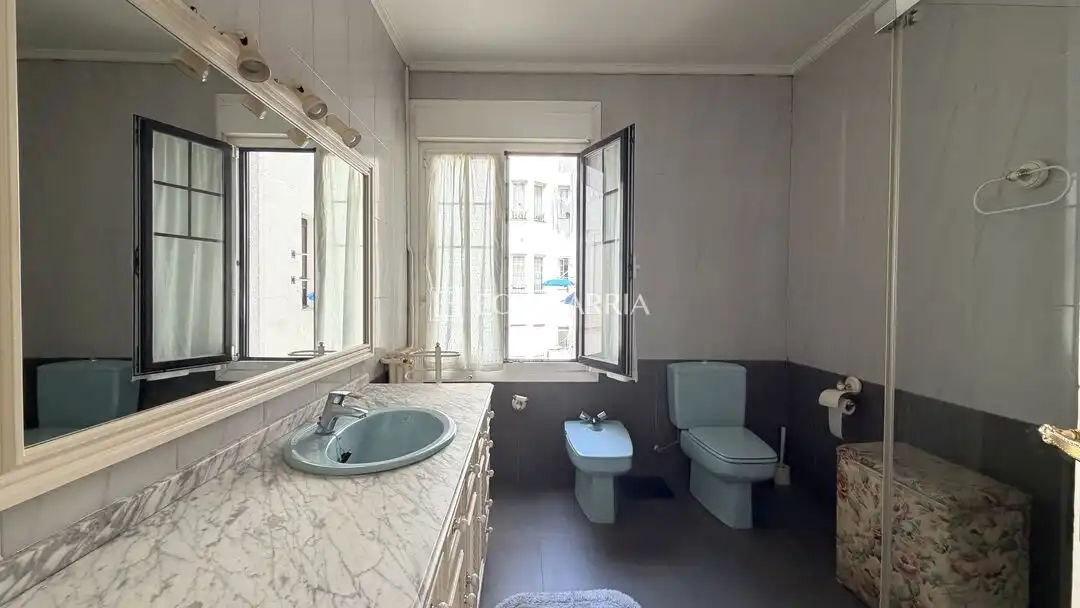 Baño de Piso en venta en Getxo  con Calefacción, Trastero y Balcón