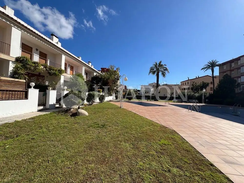 Vista exterior de Casa adosada de alquiler en Vilassar de Mar con Terraza y Piscina comunitaria