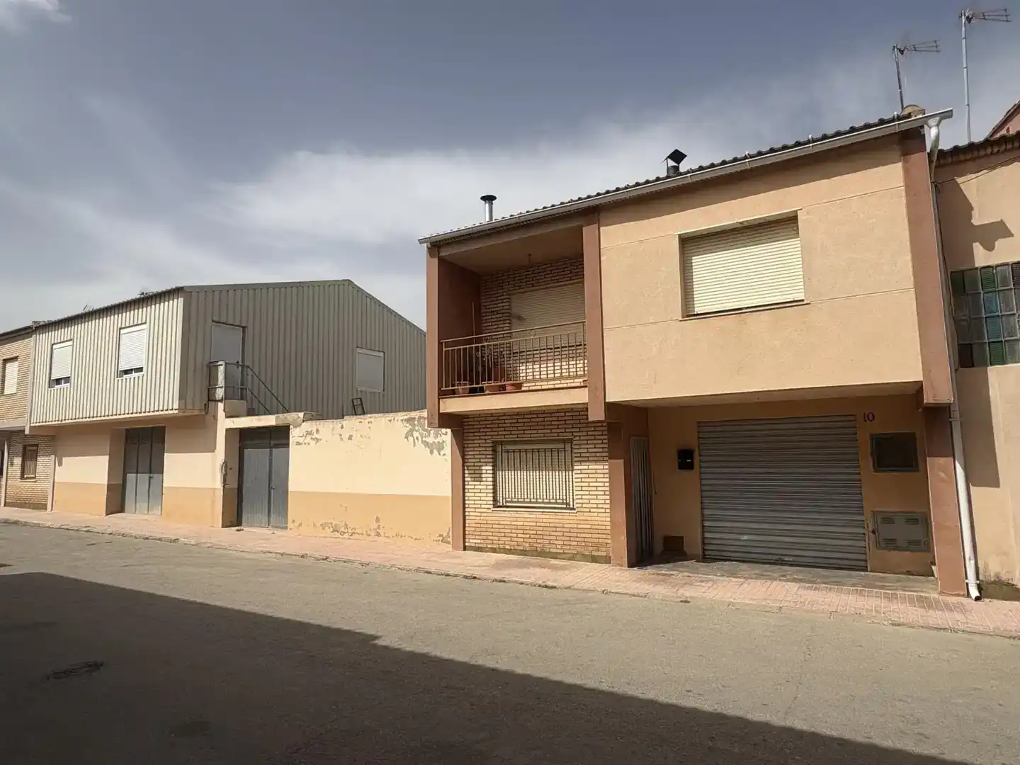Vista exterior de Casa adosada en venda en Utiel amb Balcó