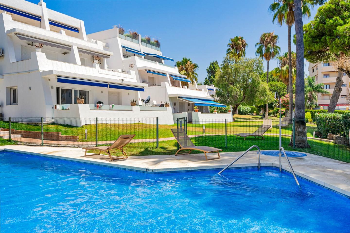 Vista exterior de Apartament en venda en Marbella amb Aire condicionat, Calefacció i Jardí privat