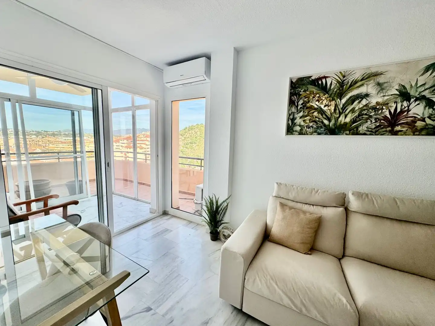 Sala de estar de Apartamento en venta en Fuengirola con Aire acondicionado, Terraza y Amueblado