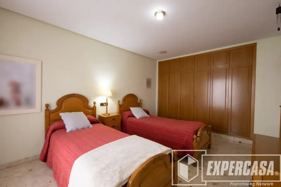 Dormitori de Casa o xalet en venda en Alaquàs amb Aire condicionat, Terrassa i Piscina