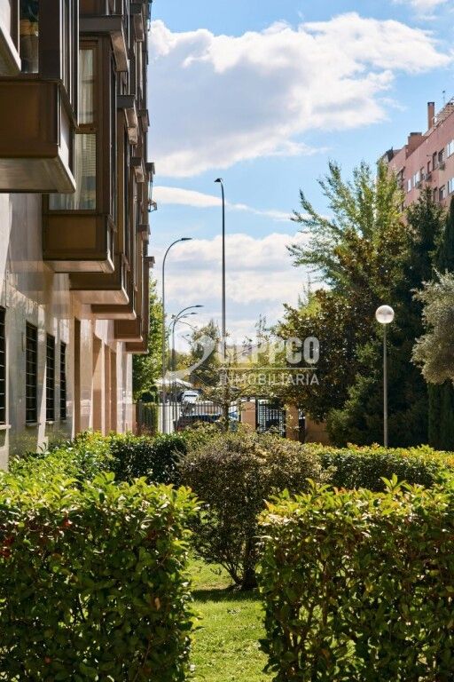 Vista exterior de Ático en venta en  Madrid Capital con Terraza, Trastero y Piscina comunitaria